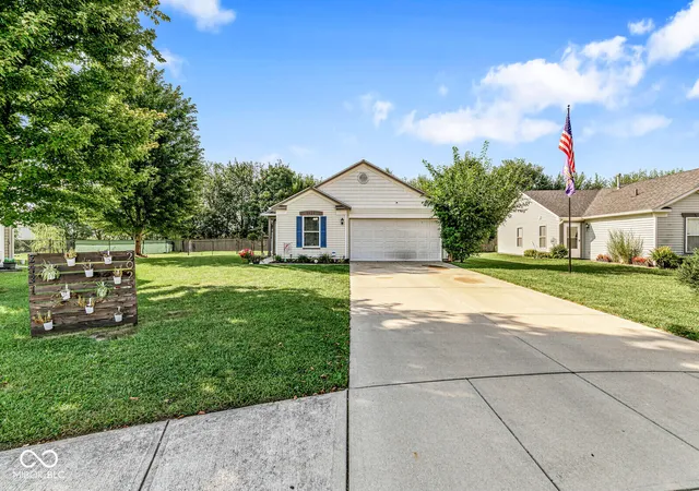 Photo 2 of Sale Pending at 2025 Brookside Ct, Greenfield, IN 46140 | MLS# 22124396 | Listing updated on 2026-09-17