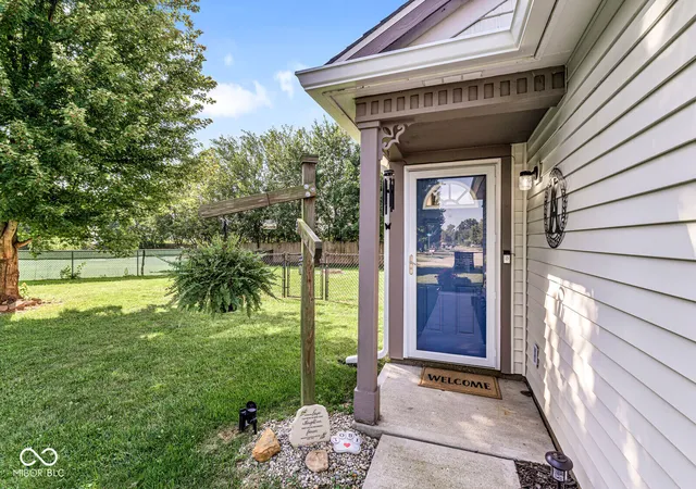 Photo 4 of Sale Pending at 2025 Brookside Ct, Greenfield, IN 46140 | MLS# 22124396 | Listing updated on 2026-09-17