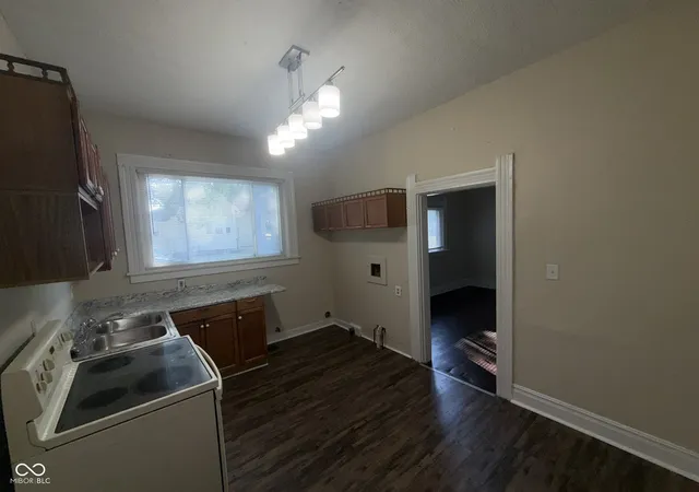 Photo 3 of House for sale at 912 W Market St, Crawfordsville, IN 47933 | MLS# 22124398 | Listing updated on 2026-09-21