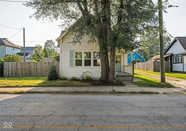 Photo 2 of Single family home for sale at 916 N Oriental St, Indianapolis, IN 46202 | MLS# 22124472 | Listing updated on 2026-09-23