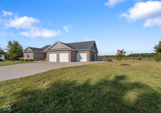 Photo 3 of Single family home for sale at 1604 E Bell Frd Dr, Seymour, IN 47274 | MLS# 22124483 | Listing updated on 2026-09-22
