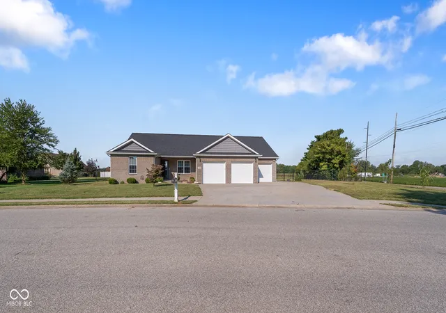 Photo 3 of Single family home for sale at 1604 E Bell Frd Dr, Seymour, IN 47274 | MLS# 22124483 | Listing updated on 2026-09-22