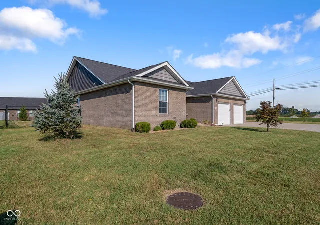 Photo 4 of Single family home for sale at 1604 E Bell Frd Dr, Seymour, IN 47274 | MLS# 22124483 | Listing updated on 2026-09-22