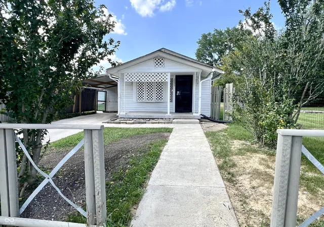 Photo 2 of Single family home for sale at 2325 Halford St, Anderson, IN 46016 | MLS# 22124502 | Listing updated on 2026-09-06