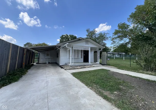 Photo 3 of Single family home for sale at 2325 Halford St, Anderson, IN 46016 | MLS# 22124502 | Listing updated on 2026-09-25