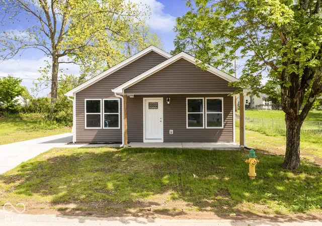 Photo 3 of Single family home for sale at 1918 Country Manor Way, North Vernon, IN 47265 | MLS# 22124549 | Listing updated on 2026-09-30
