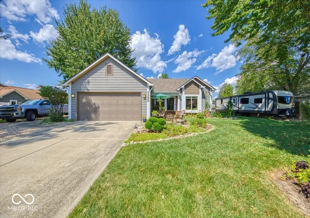 Photo 2 of Single family home for sale at 1140 Barcelona Dr, Greenwood, IN 46143 | MLS# 22124556 | Listing updated on 2026-09-05