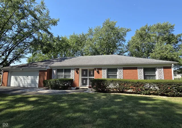 Photo 1 of Single family home for sale at 1581 Crest Dr, Shelbyville, IN 46176 | MLS# 22124602 | Listing updated on 2026-09-28