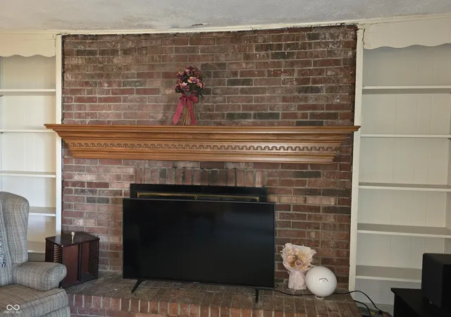 Photo 3 of Single family home for sale at 1581 Crest Dr, Shelbyville, IN 46176 | MLS# 22124602 | Listing updated on 2026-09-28