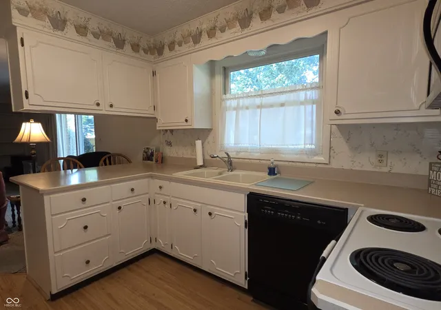 Photo 3 of Sale Pending at 1581 Crest Dr, Shelbyville, IN 46176 | MLS# 22124602 | Listing updated on 2026-10-11