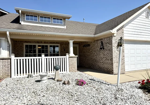 Photo 3 of Single family home for sale at 1059 Hilltop Cmns Blvd, Whiteland, IN 46184 | MLS# 22124637 | Listing updated on 2026-10-06