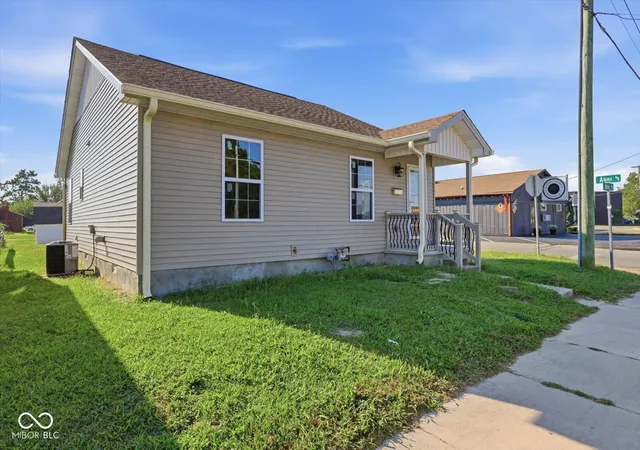 Photo 3 of Single family home for sale at 858 Miller Ave, Shelbyville, IN 46176 | MLS# 22124658 | Listing updated on 2026-09-30