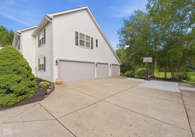 Photo 3 of Sale Pending at 11405 Regency Ln, Carmel, IN 46033 | MLS# 22124770 | Listing updated on 2026-09-22