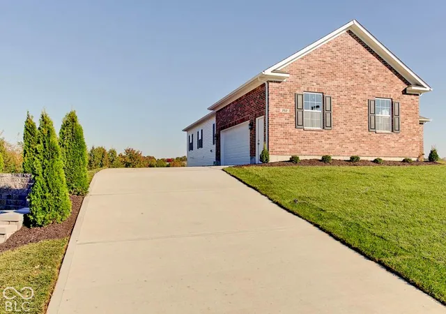 Photo 2 of Single family home for sale at 757 Lake Vista Dr, Columbus, IN 47201 | MLS# 22124811 | Listing updated on 2026-10-27