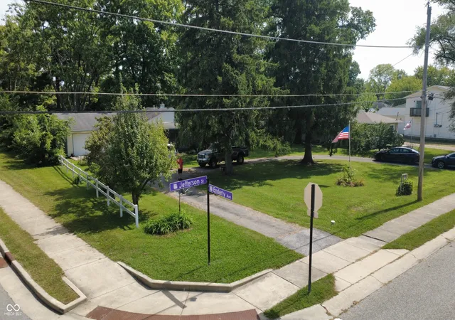 Photo 3 of Single family home for sale at 325 N Jefferson St, Brownsburg, IN 46112 | MLS# 22124995 | Listing updated on 2026-09-19