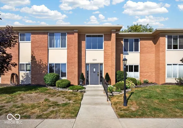 Condo for sale at 528 E Hunters Dr #D, Carmel, IN 46032 | MLS# 22125003