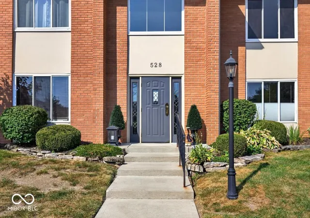 Photo 2 of Condo for sale at 528 E Hunters Dr #D, Carmel, IN 46032 | MLS# 22125003 | Listing updated on 2026-10-05