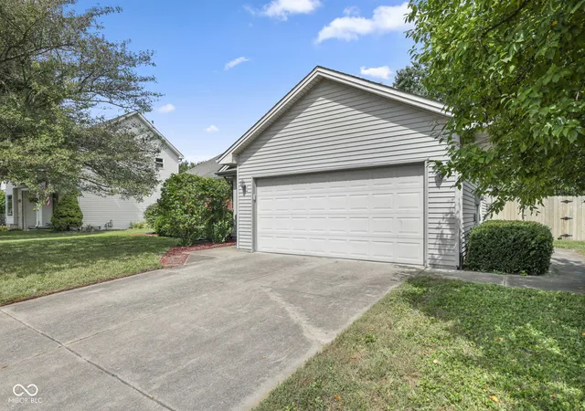 Photo 3 of Single family home for sale at 6002 Kennesaw Trl, Columbus, IN 47203 | MLS# 22125078 | Listing updated on 2026-10-06
