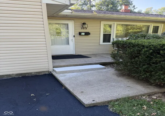 Photo 4 of Single family home for sale at 323 N Hillsdale Dr, Bloomington, IN 47408 | MLS# 22125131 | Listing updated on 2026-09-21