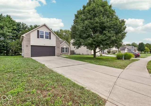 Photo 2 of Single family home for sale at 976 Webb Dr, Greenfield, IN 46140 | MLS# 22125277 | Listing updated on 2026-09-28