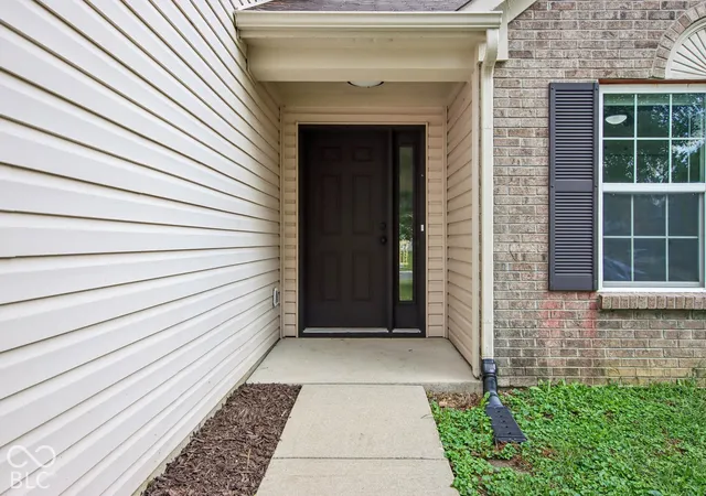 Photo 4 of Single family home for sale at 976 Webb Dr, Greenfield, IN 46140 | MLS# 22125277 | Listing updated on 2026-09-28