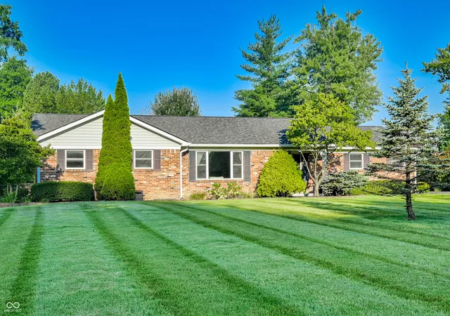 Photo 2 of Sale Pending at 6136 Wexford Rd, Indianapolis, IN 46220 | MLS# 22125296 | Listing updated on 2026-09-13