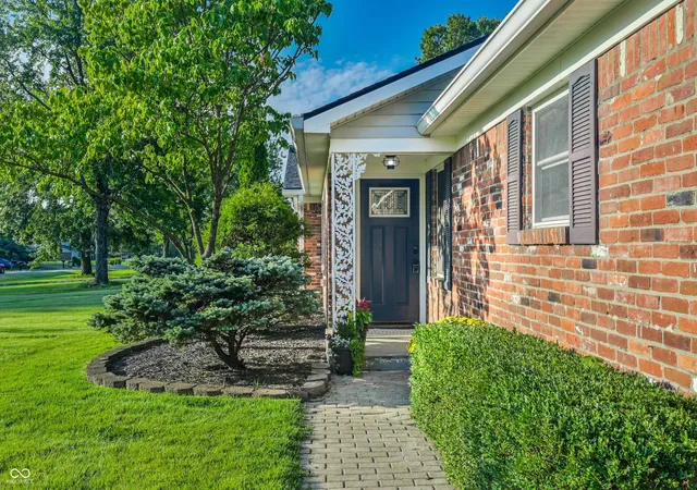 Photo 3 of Sale Pending at 6136 Wexford Rd, Indianapolis, IN 46220 | MLS# 22125296 | Listing updated on 2026-09-13