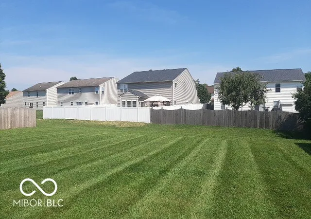 Photo 4 of Sale Pending at 4933 Birmingham Dr, Indianapolis, IN 46235 | MLS# 22125346 | Listing updated on 2026-10-10