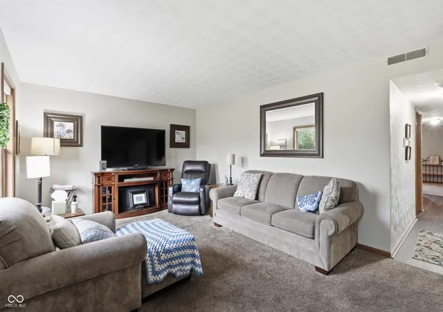 Photo 4 of Sale Pending at 214 Doral Park Dr, Kokomo, IN 46901 | MLS# 22125412 | Listing updated on 2026-10-06