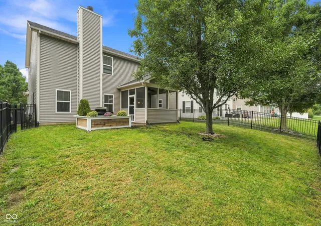 Photo 2 of Single family home for sale at 10662 Landsbrook Run N, Noblesville, IN 46060 | MLS# 22125446 | Listing updated on 2026-09-25