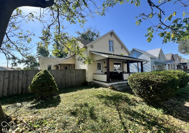 Photo 2 of Single family home for sale at 407 E College St, Crawfordsville, IN 47933 | MLS# 22125498 | Listing updated on 2026-10-27