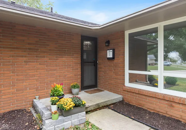 Photo 2 of Sale Pending at 4240 Roselawn Ave, Columbus, IN 47203 | MLS# 22125540 | Listing updated on 2026-09-14