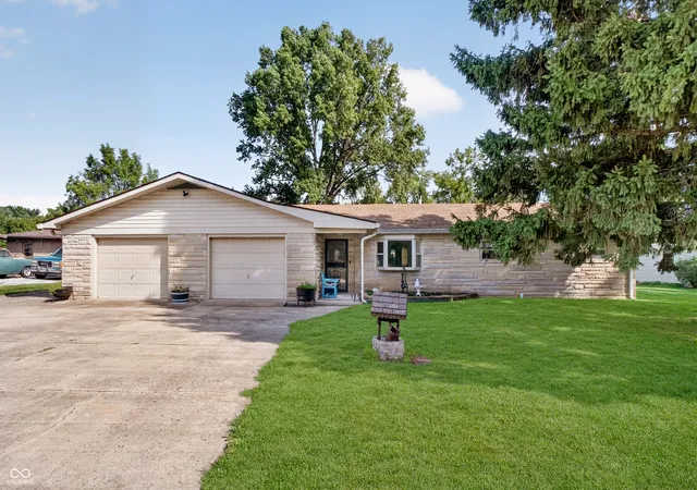 Photo 1 of Single family home for sale at 10420 Bradford Rd, Avon, IN 46123 | MLS# 22125619 | Listing updated on 2026-09-30