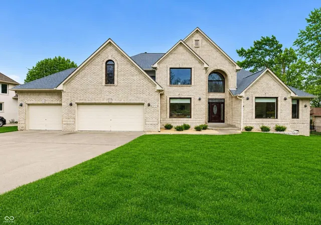 Photo 4 of Single family home for sale at 5717 Fall Crk Rd, Indianapolis, IN 46220 | MLS# 22125688 | Listing updated on 2026-10-23