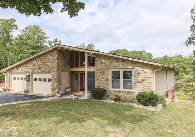 Photo 2 of Single family home for sale at 3918 E Edgewood Cir, Martinsville, IN 46151 | MLS# 22125781 | Listing updated on 2026-09-22