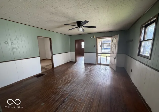 Photo 2 of Single family home for sale at 910 Elm St, Shelbyville, IN 46176 | MLS# 22125812 | Listing updated on 2026-09-13