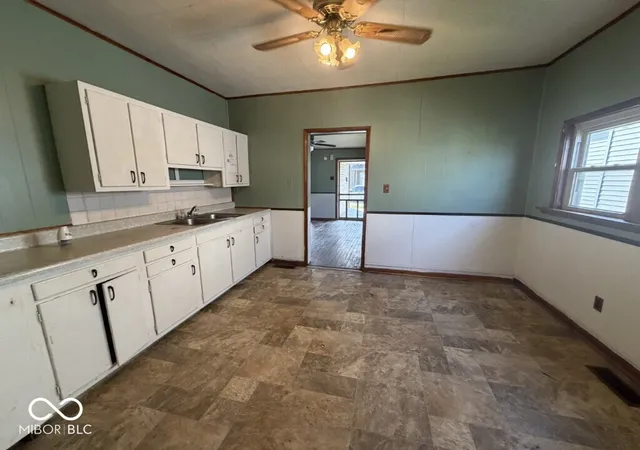 Photo 3 of Single family home for sale at 910 Elm St, Shelbyville, IN 46176 | MLS# 22125812 | Listing updated on 2026-09-13