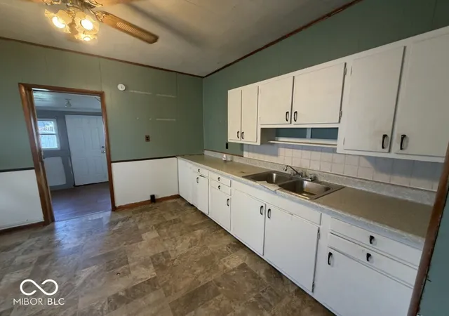 Photo 4 of Single family home for sale at 910 Elm St, Shelbyville, IN 46176 | MLS# 22125812 | Listing updated on 2026-09-13