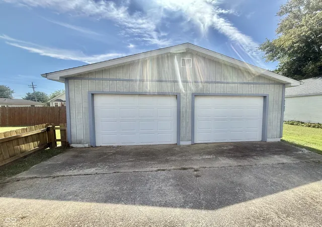 Photo 4 of Sale Pending at 1015 W Raymond St, Brownstown, IN 47220 | MLS# 22125824 | Listing updated on 2026-09-16