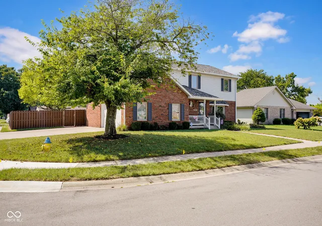 Photo 3 of Single family home for sale at 2251 Reston Ln, Columbus, IN 47203 | MLS# 22125829 | Listing updated on 2026-09-22