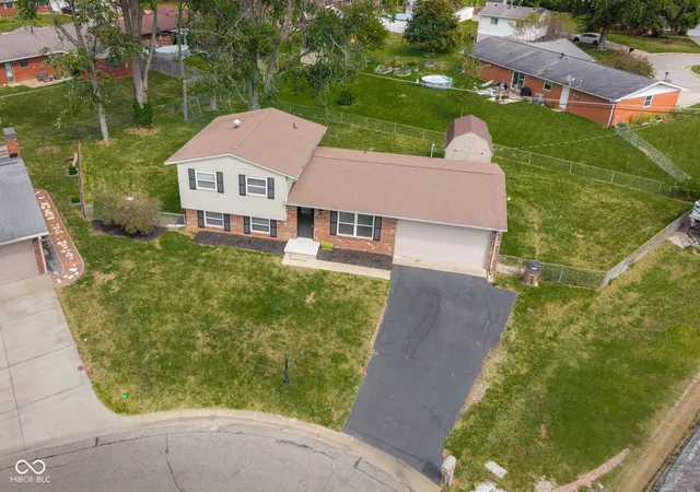 Photo 3 of Single family home for sale at 5140 Flintwood Ct, Columbus, IN 47203 | MLS# 22125869 | Listing updated on 2026-10-02