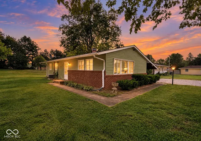 Photo 2 of Sale Pending at 1810 Whittier Ave, Anderson, IN 46011 | MLS# 22125871 | Listing updated on 2026-09-20