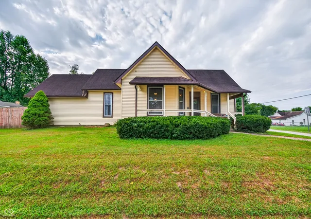 Single family home for sale at 923 Washington St, Hope, IN 47246 | MLS# 22125878