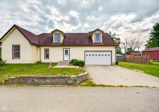 Photo 2 of Single family home for sale at 923 Washington St, Hope, IN 47246 | MLS# 22125878 | Listing updated on 2026-09-18