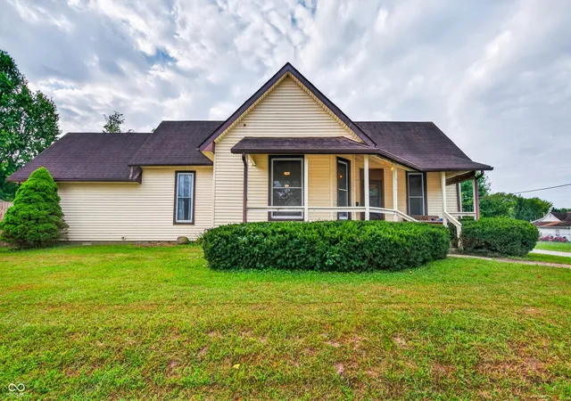 Photo 3 of Single family home for sale at 923 Washington St, Hope, IN 47246 | MLS# 22125878 | Listing updated on 2026-09-18