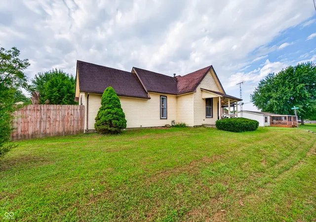 Photo 4 of Single family home for sale at 923 Washington St, Hope, IN 47246 | MLS# 22125878 | Listing updated on 2026-09-18