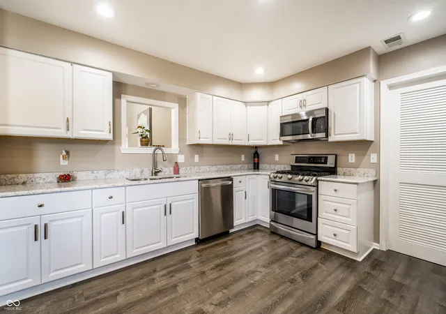 Photo 3 of Single family home for sale at 1525 Quail Glen, Carmel, IN 46032 | MLS# 22125917 | Listing updated on 2026-09-24
