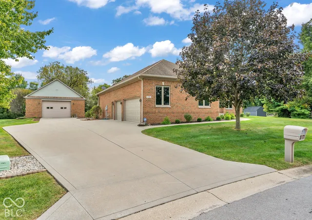 Photo 2 of Single family home for sale at 1165 Waterford Dr, Avon, IN 46123 | MLS# 22125997 | Listing updated on 2026-10-02