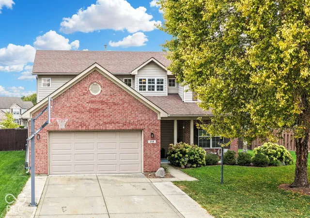 Photo 2 of Single family home for sale at 250 Lakemoore St, Brownsburg, IN 46112 | MLS# 22126018 | Listing updated on 2026-10-07