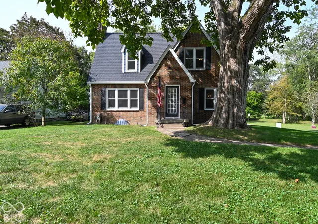 Single family home for sale at 2212 Washington St, Columbus, IN 47201 | MLS# 22126019